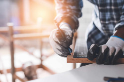 Menuisier pour l'installation sur-mesure de fenêtres